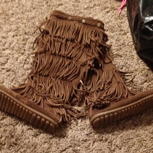Minnetonka Brown Suede Fringe Boots Perfect For Fall